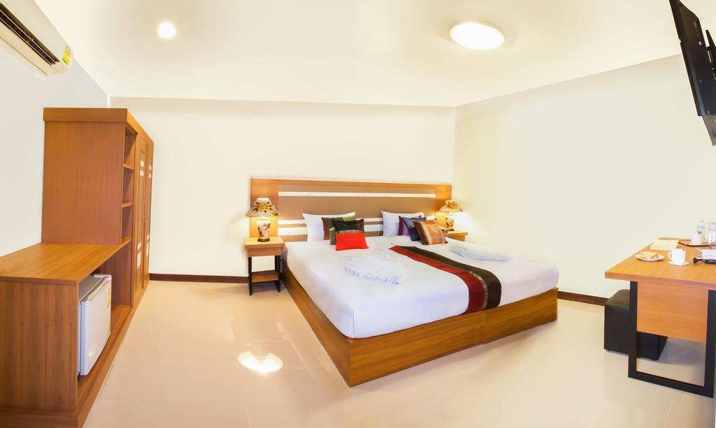 Patong Pool House Aparthotel Стая снимка