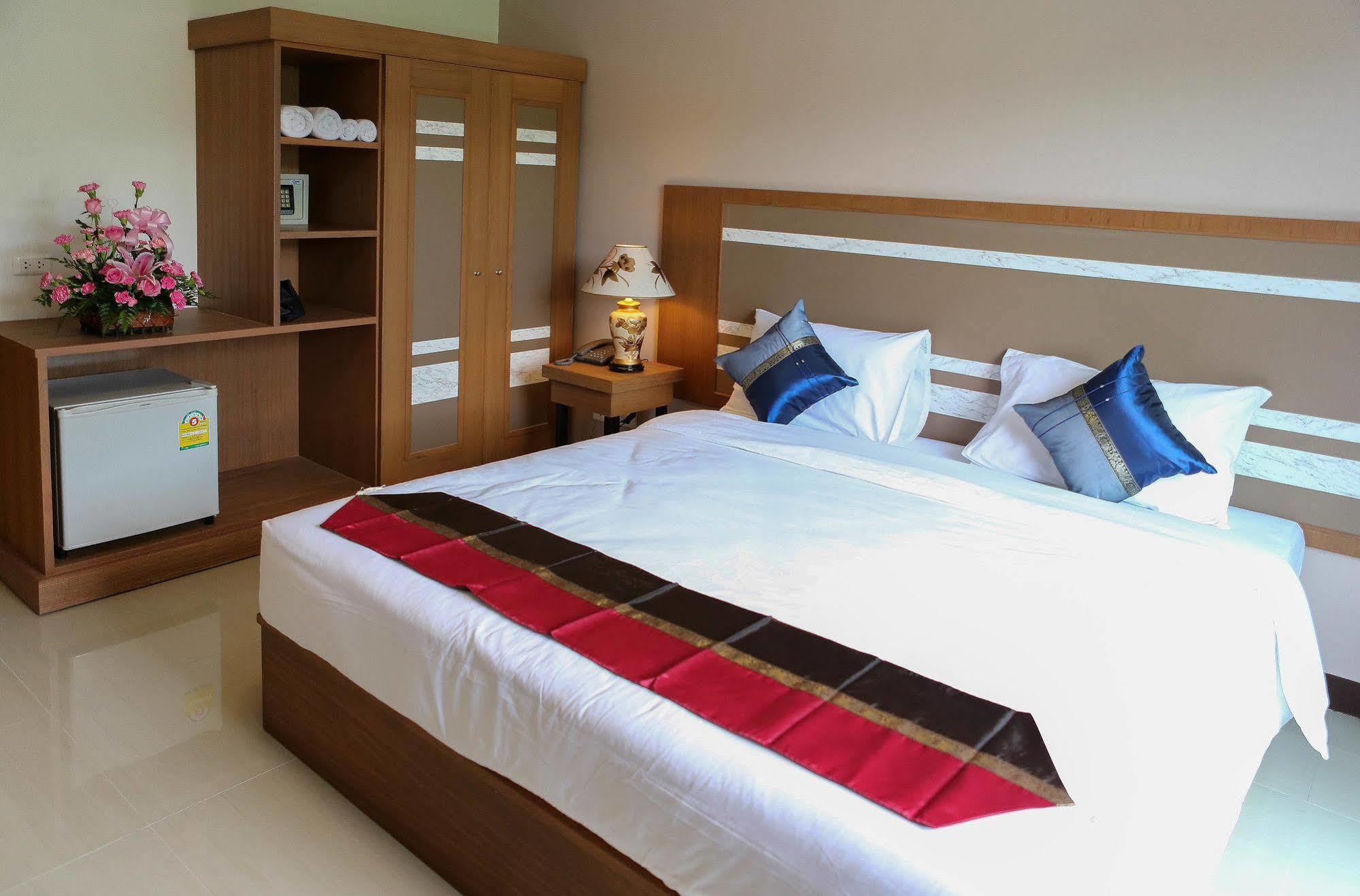 Patong Pool House Aparthotel Екстериор снимка